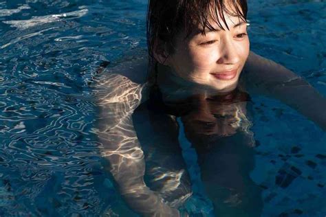 綾瀬 はるか 水着|(画像24/26) 綾瀬はるか、水着姿公開 入水ショットに「可愛いが .